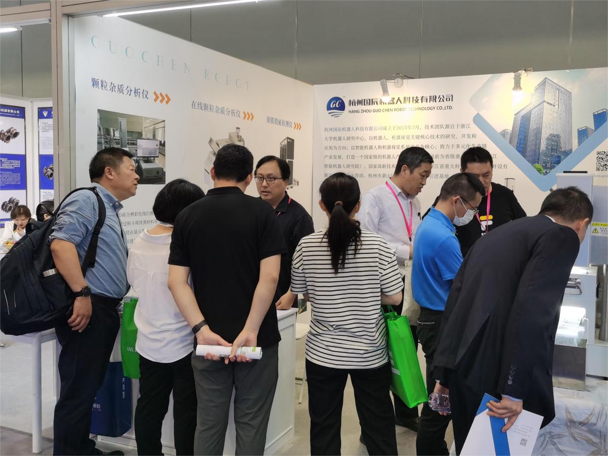 國辰展位上，到訪客戶圍觀、了解產品